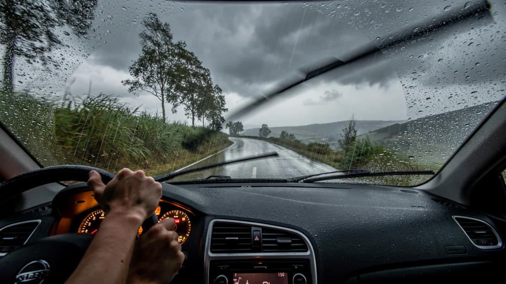 Conduite sous la pluie battante sur la route de Tarbes avec perte de contrôle directionnel